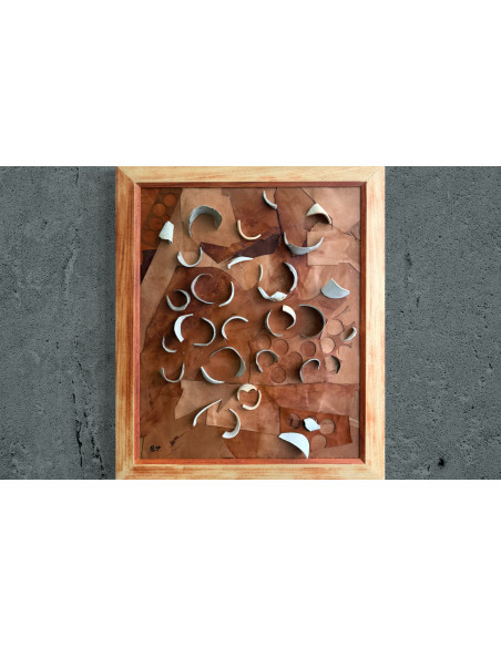 Eva Fernández. (A Coruña, 1971). Castro. Cerámica y cuero sobre tabla.