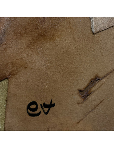Eva Fernández. (A Coruña, 1971). Castro. Cerámica y cuero sobre tabla.