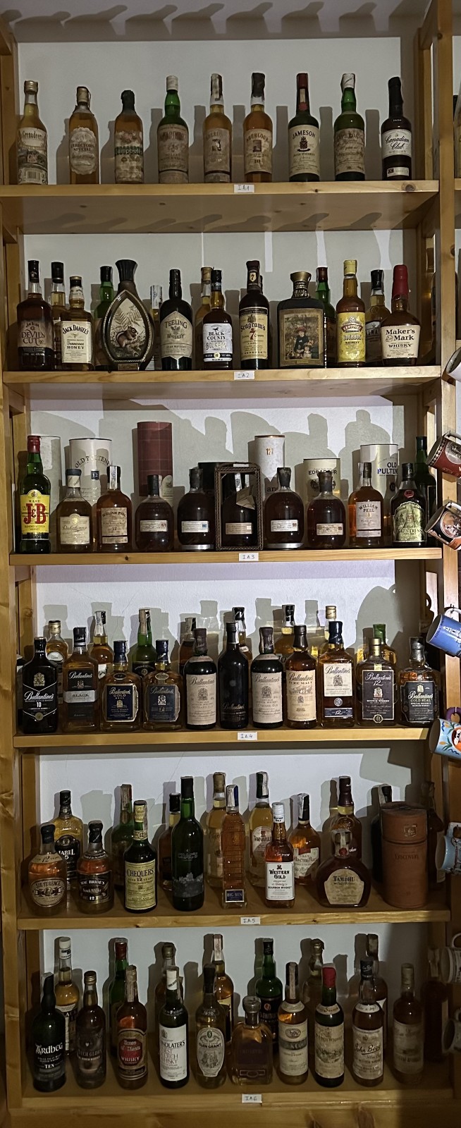Estantería de whiskys de la Colección N.º 01 de Artbys Spirits