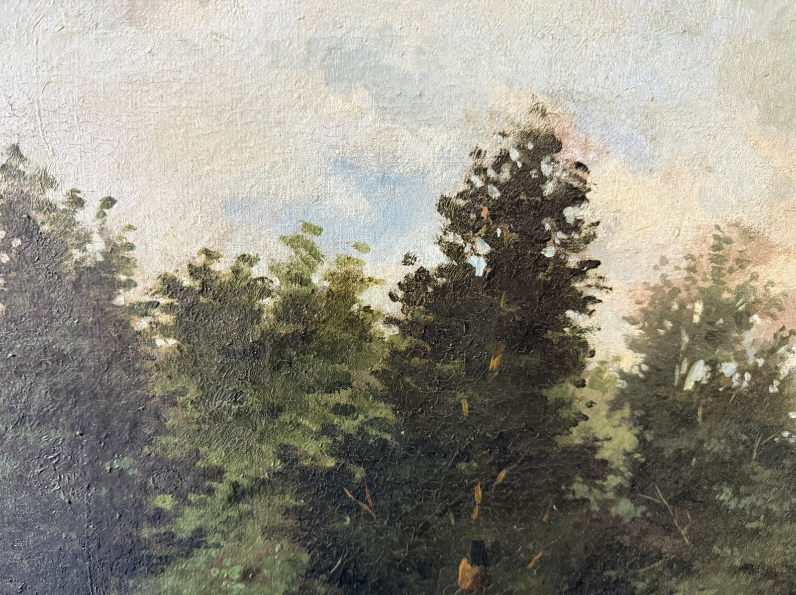 Detalle de la arboleda y el cielo, con pinceladas sueltas y empastadas y la trama del lienzo visible en el cielo.