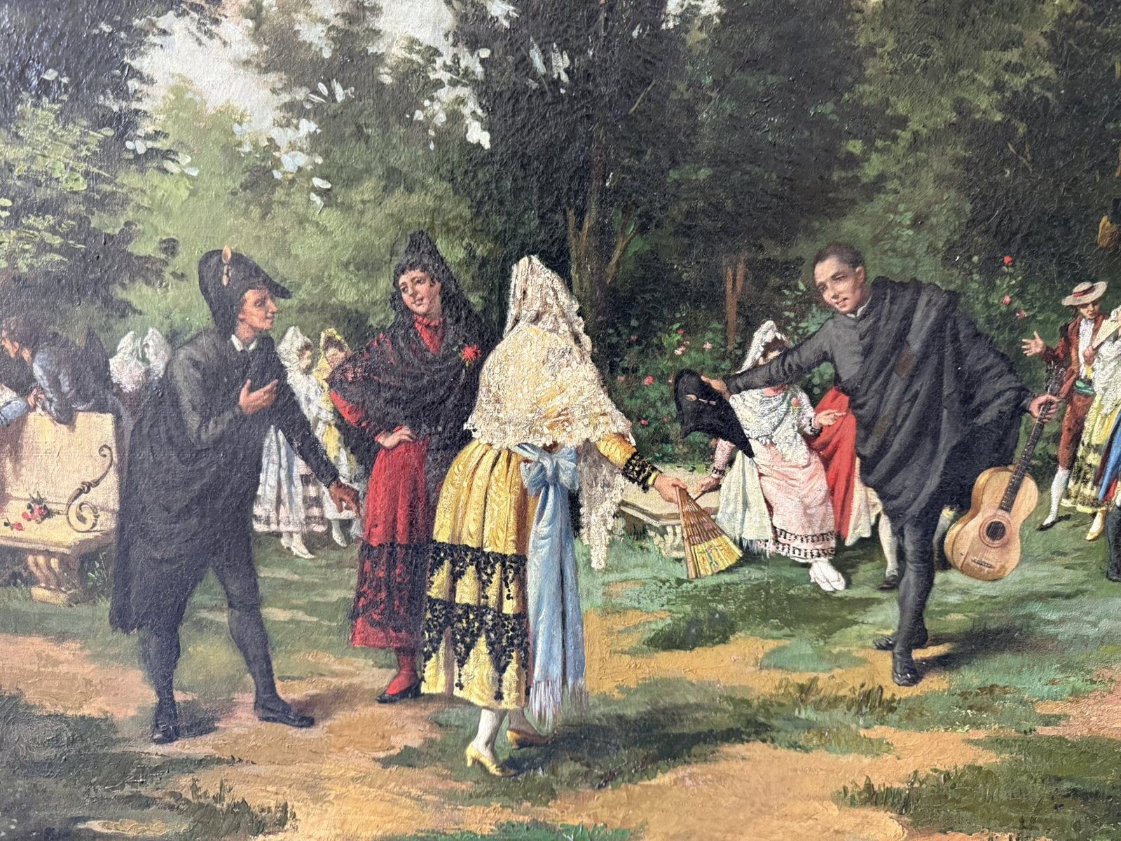 Detalle central: el caballero del bicornio, la maja de mantilla negra, la maja de amarillo de espaldas y el abate con guitarra junto a la figura enmascarada.