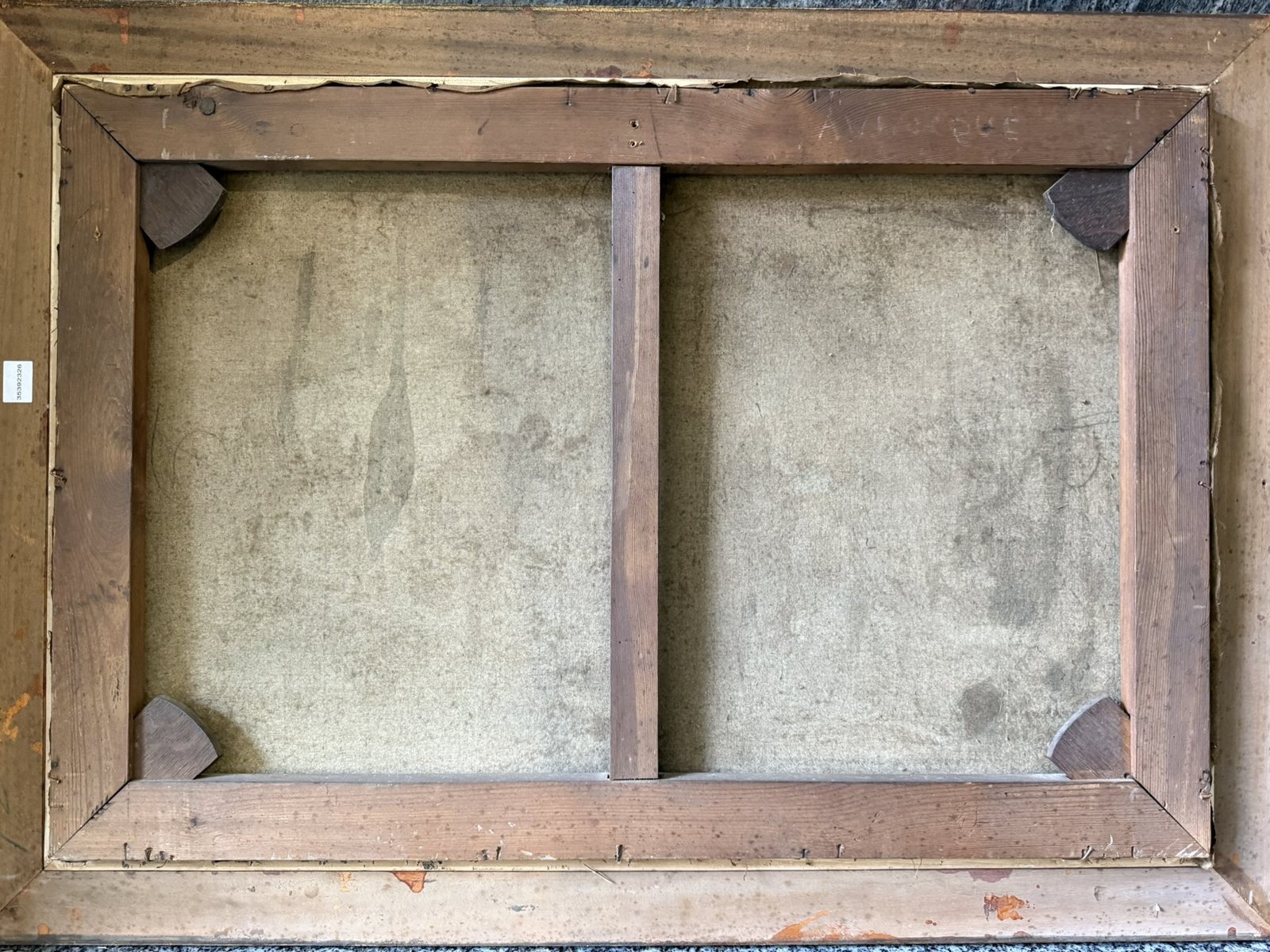 Reverso de la obra: bastidor de madera con travesaño central y cuñas en las esquinas, inscripción a tiza en el larguero superior y etiqueta con el número 35392326 en el marco.