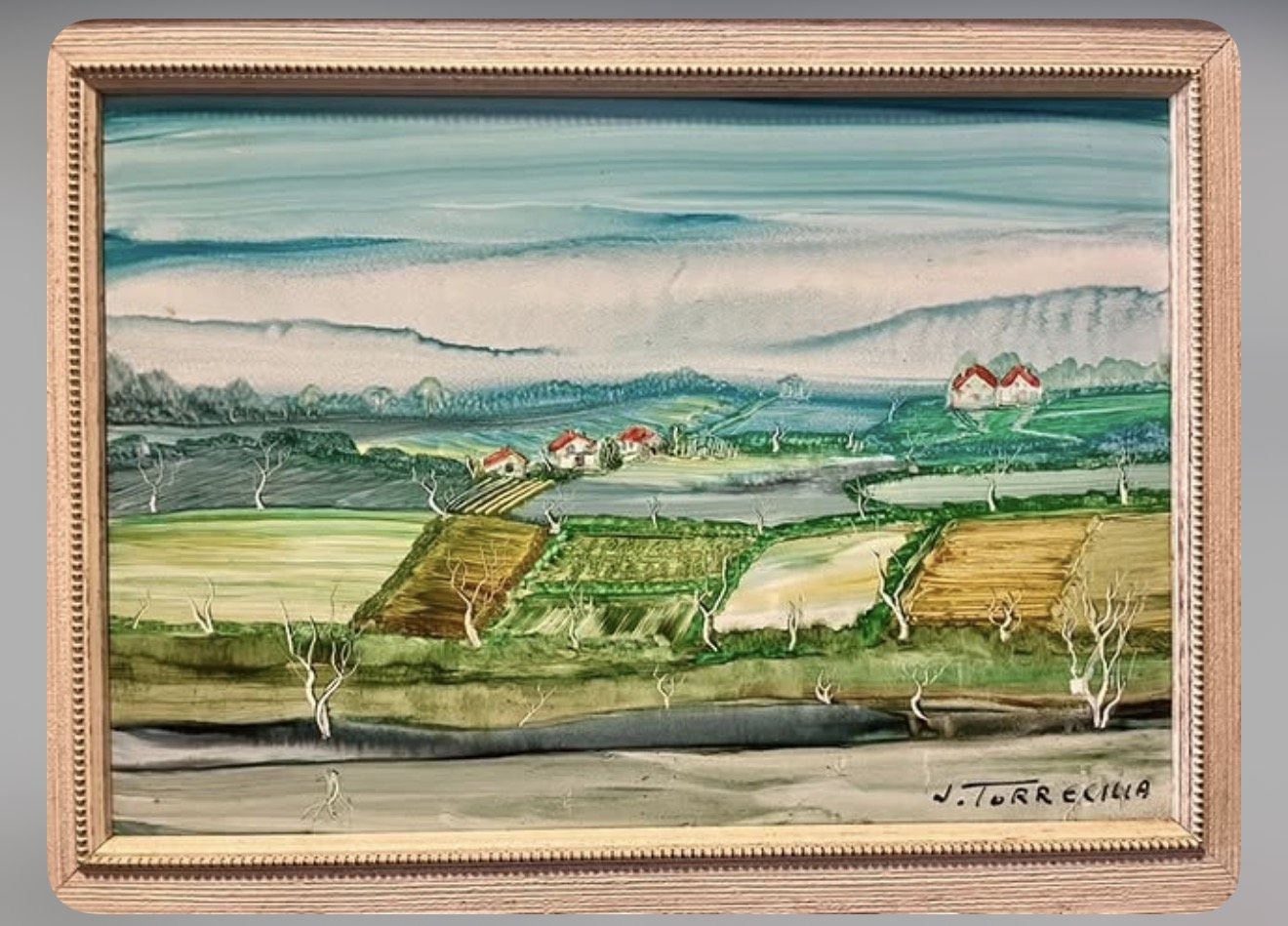 Paisaje rural de José Torrecilla Antelo con campos parcelados, árboles esquemáticos y casas al fondo